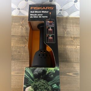 Fiskars Black Soil Block Maker